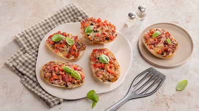 Dieses Bild zeigt die fertigen Pizzabrötchen aus der Heißluftfritteuse.