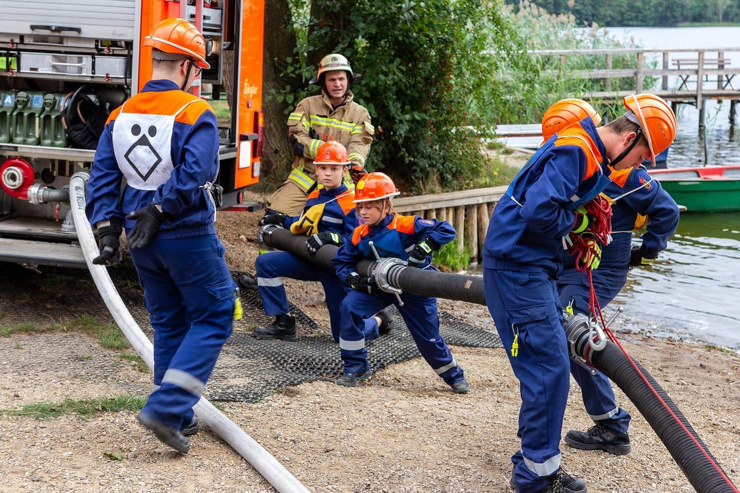 Jugendliche und Vereinsmitglieder bei einer Feuerwehruebung