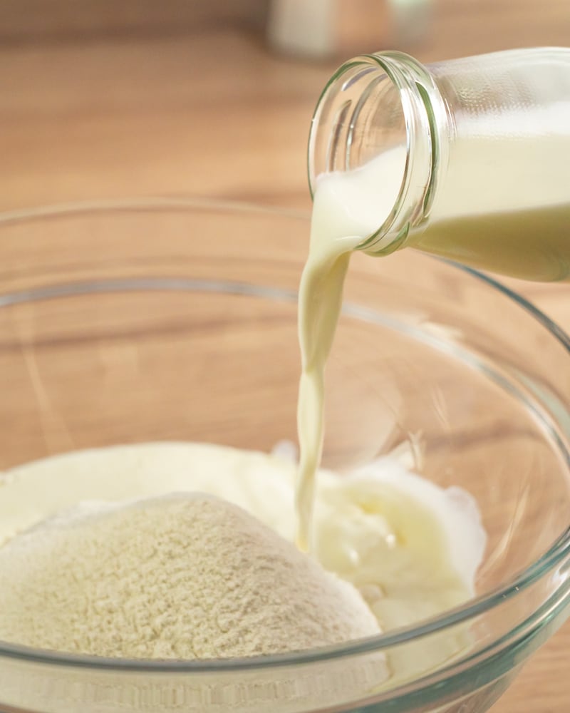 Dieses Bild zeigt wie die Milch hinzu gegeben wird.