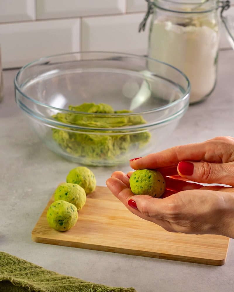 Auf diesem Bild siehst du wie die Falafel geformt werden.