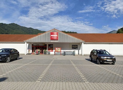 Sie sehen den Eingang vom Penny Markt in Unterwoessen Neuschmied 46