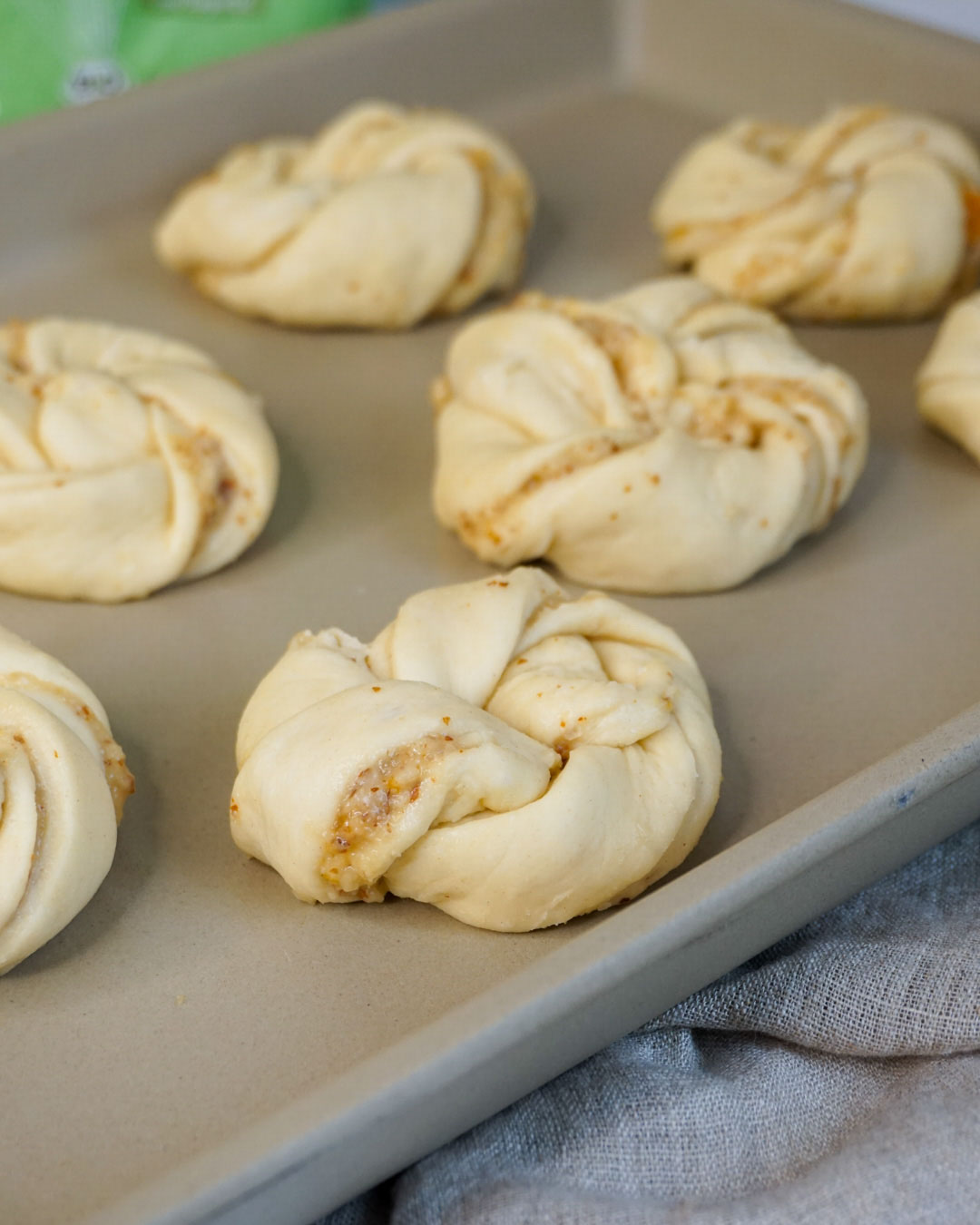 Hefeknoten mit Aprikosenfüllung - einfach selbst gebacken | PENNY.de Hefeknoten mit Aprikosenfüllung - einfach selbst gebacken | PENNY.de