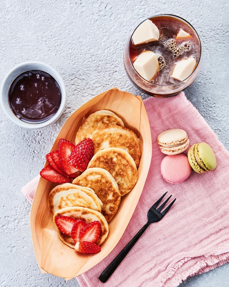 Kokos-Eiskaffee zu Pancakes mit Schokosauce