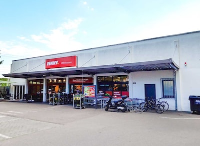Sie sehen den Eingang vom Penny Markt in Neu-Ulm Bahnhofstr. 91