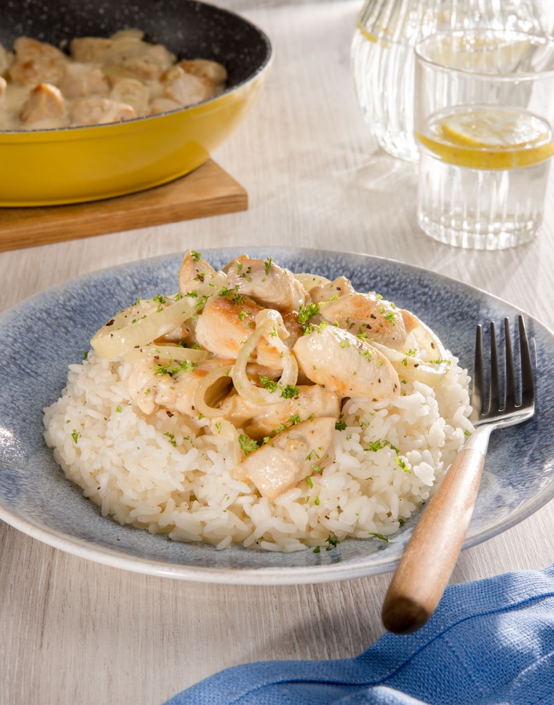 Dieses Bild zeigt das fertige Zwiebel-Sahne-Hähnchen.