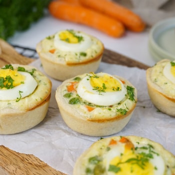 Dieses Bild zeigt die fertige Gemüse-Quiche mit Ei.