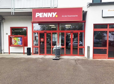 Sie sehen den Eingang vom Penny Markt in Neuburg A.D. Donau Sudetenlandstr. 23