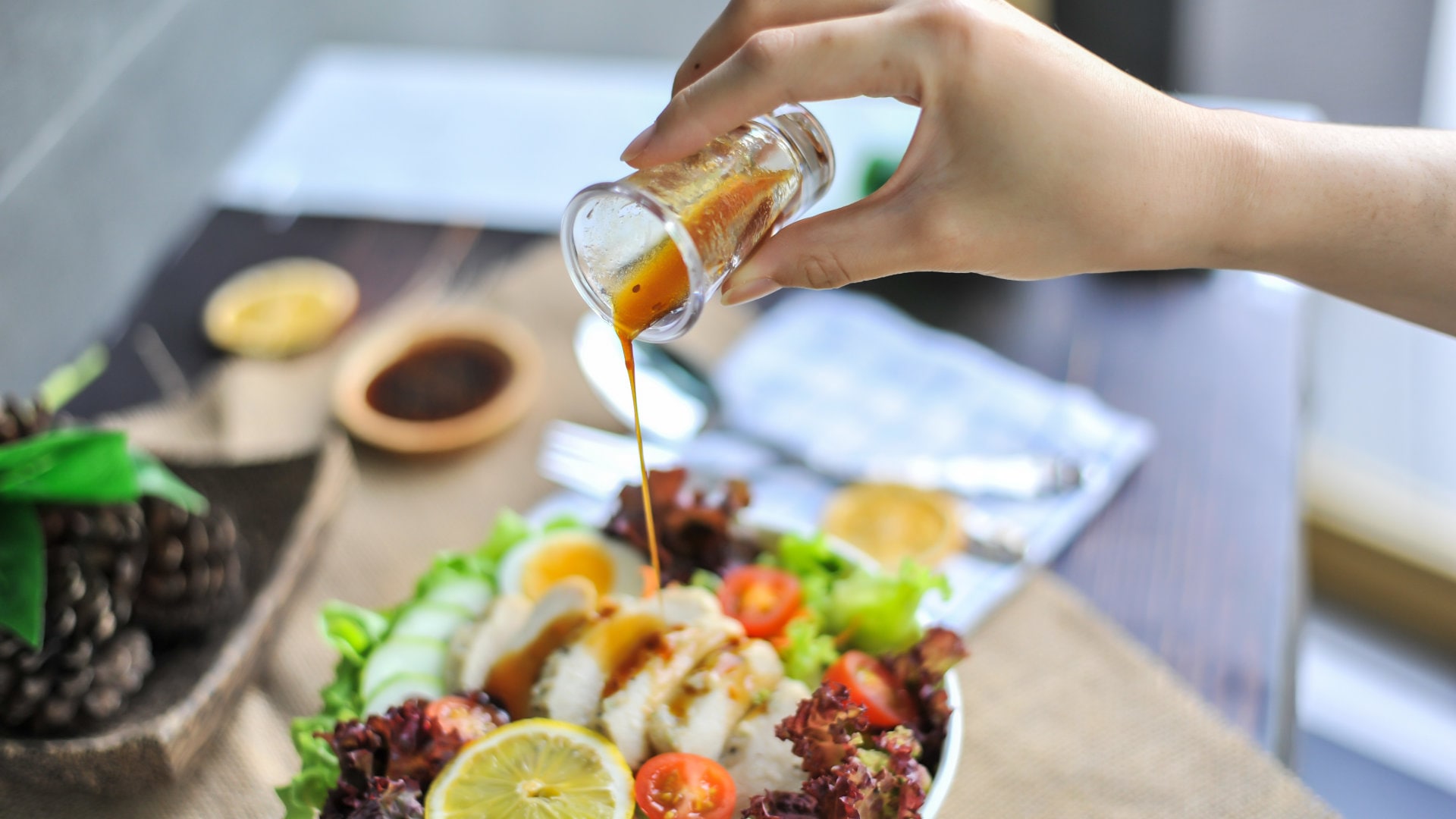 Dressing über frischen Salat gießen