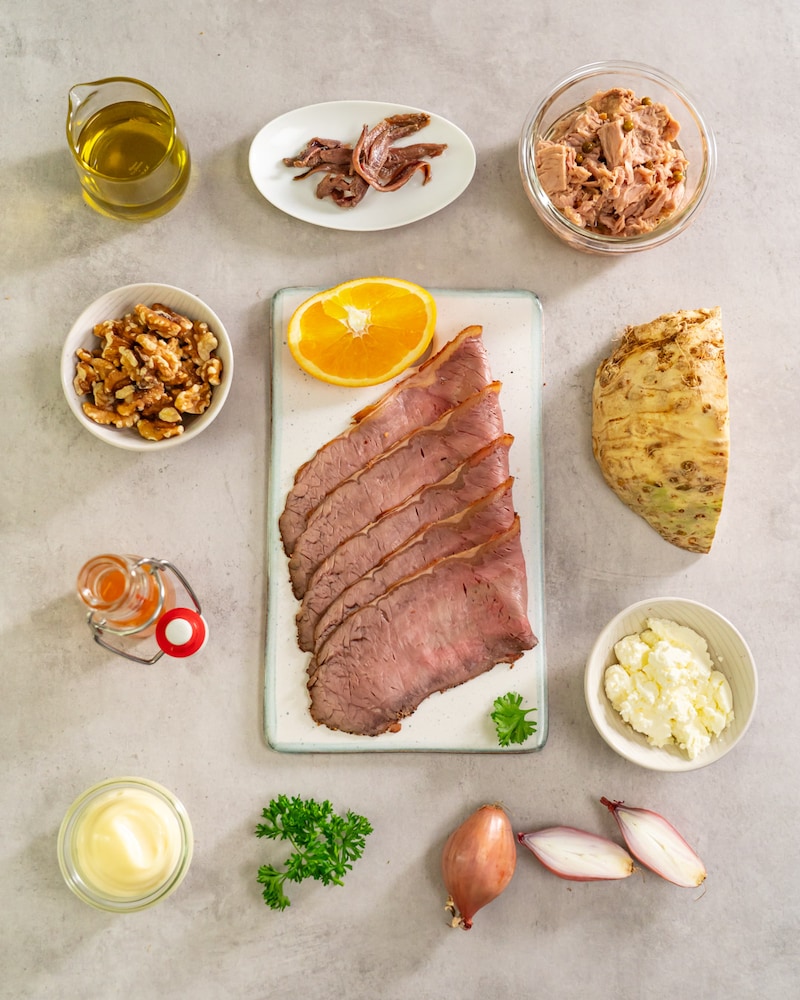 Dieses Bild zeigt die Zutaten für die Roastbeefröllchen. 