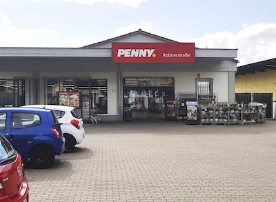 Sie sehen den Eingang vom Penny Markt in Nuernberg Rollner Str. 121