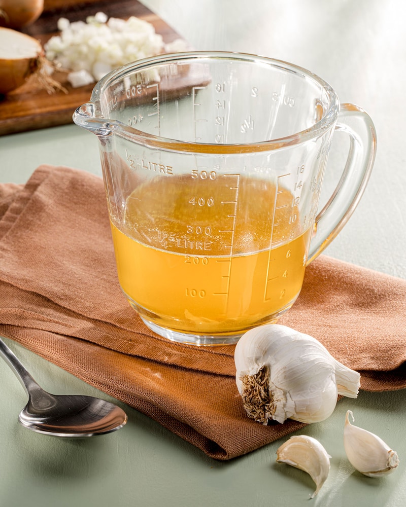 Dieses Bild zeigt die Brühe und den Knoblauch.