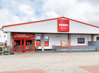 Sie sehen den Eingang vom Penny Markt in Essingen, Bahnhofstr. 77
