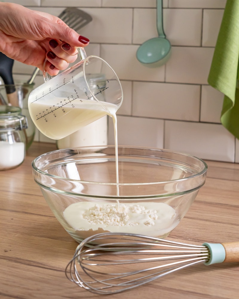 Dieses Bild zeigt wie die Milch in die Schüssel gegeben wird.