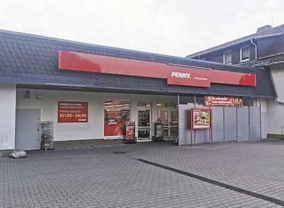 Sie sehen den Eingang vom Penny Markt in Gruenhain-Beierfeld, August-Bebel-Strasse 172