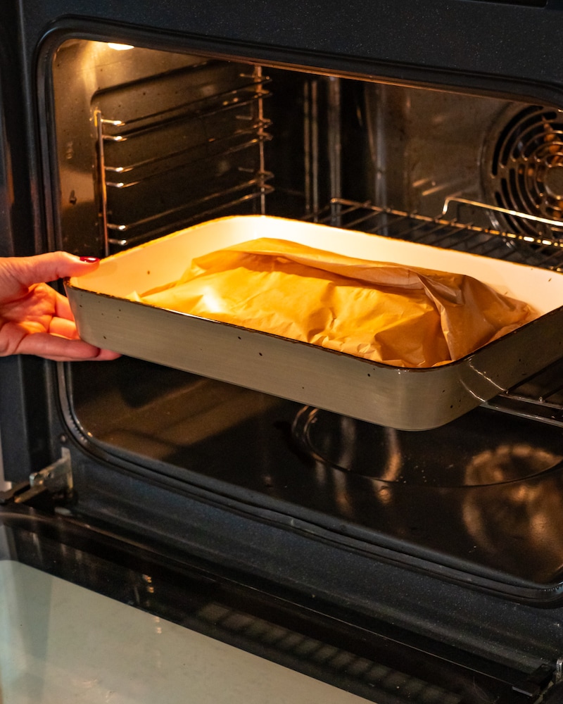 Dieses Bild zeigt wie der Spargel in der Auflaufform in den Backofen gegeben wird.