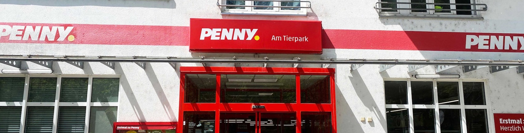 Sie sehen den Eingang vom Penny Markt in München, Schönstr. 126 