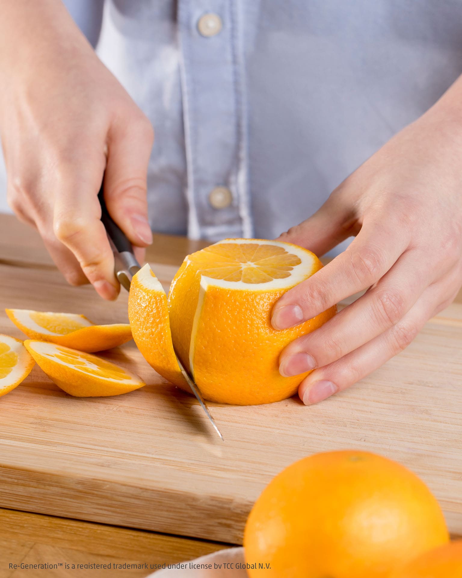 Dieses Bild zeigt wie eine Orange filetiert wird.