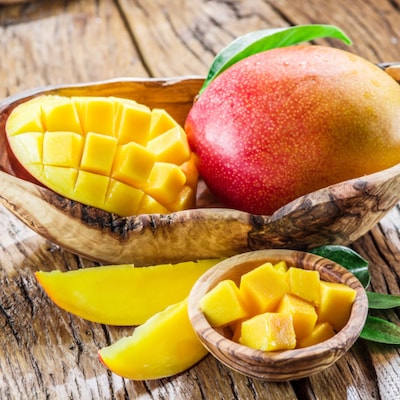 Geschnittene Mango in einer braunen Schale.