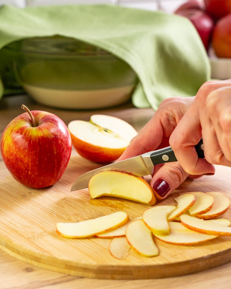 Dieses Bild zeigt wie der Apfel geschnitten wird.