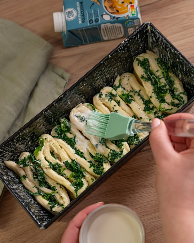 Würziges Zupfbrot mit Spinat und Knoblauch