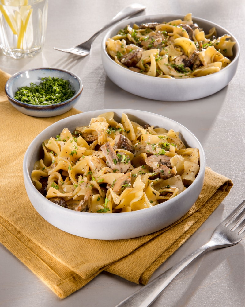 Das Bild zeigt die Pasta mit frischen Champignons