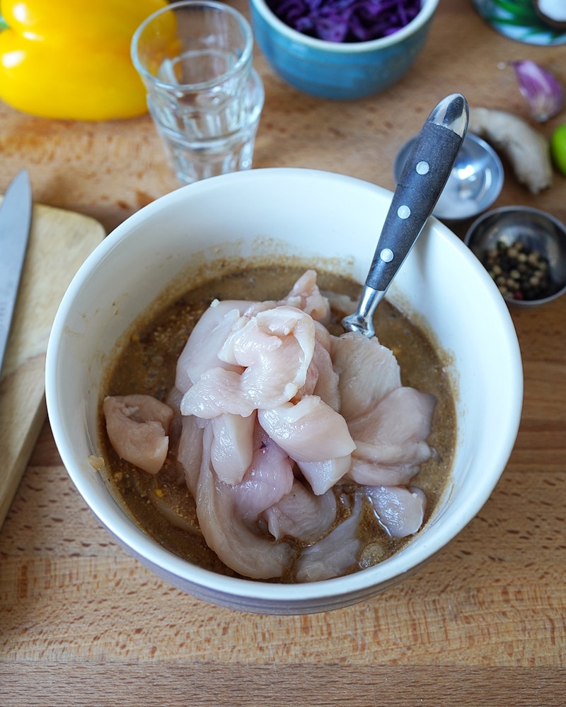 Dieses Bild zeigt die Marinade/Hähnchen für unsere Pride Bowl mit Hähnchen.