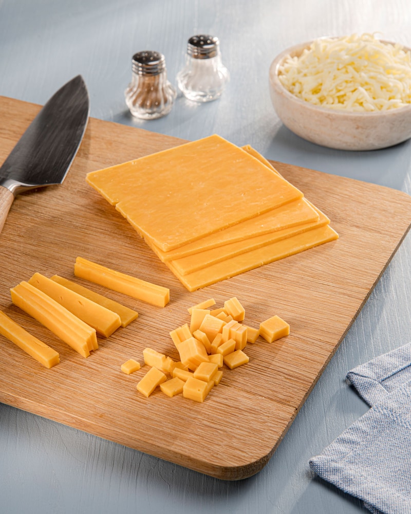 Dieses Bild wie der Käse gewürfelt wird.