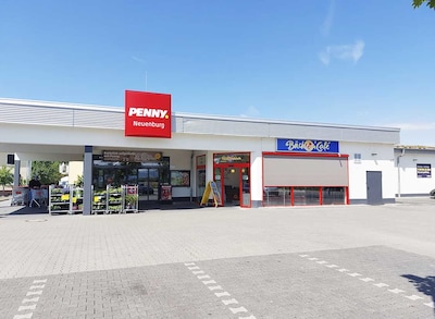 Sie sehen den Eingang vom Penny Markt in Neuenburg, Muellheimer Strrasse 40, 
