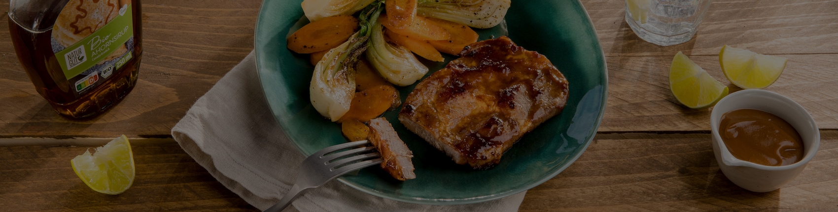 Dieses Bild zeigt unser krosses Asia-Steak mit Pak Choi.
