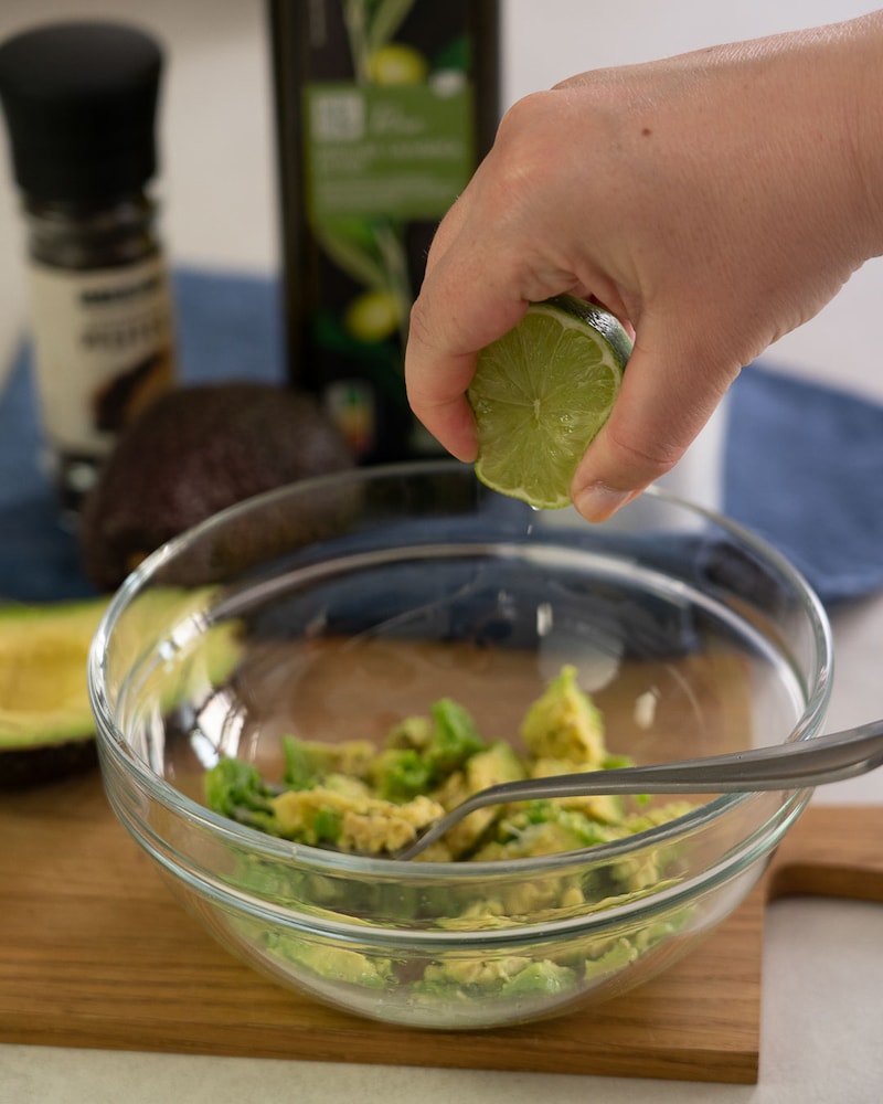 Dieses Bild zeigt wie die Guacamole zubereitet wird.