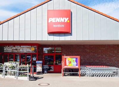 Sie sehen den Eingang vom Penny Markt in Niebuell Zum Stellwerk  4C