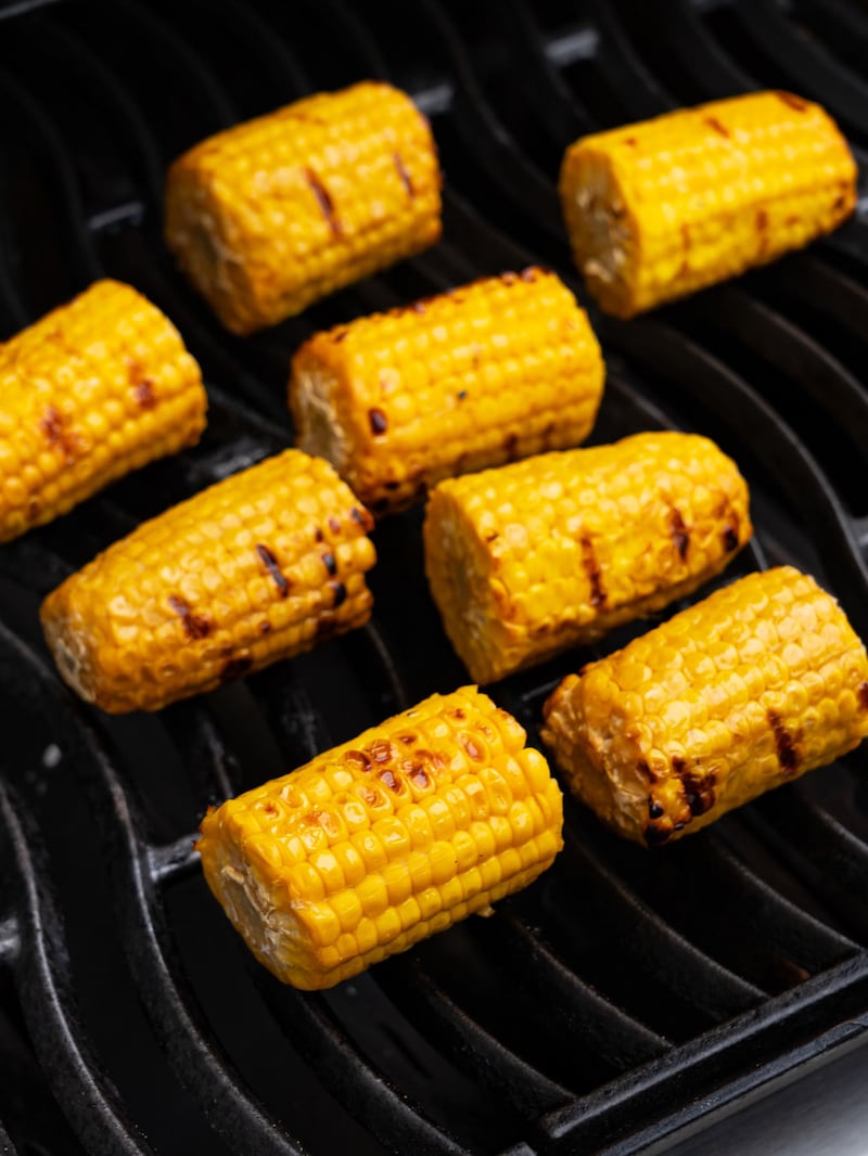 Dieses Bild zeigt den Mais auf dem Grill.