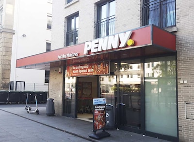 Sie sehen den Eingang vom Penny Markt in Frankfurt, Mainzer Landstr. 195+197