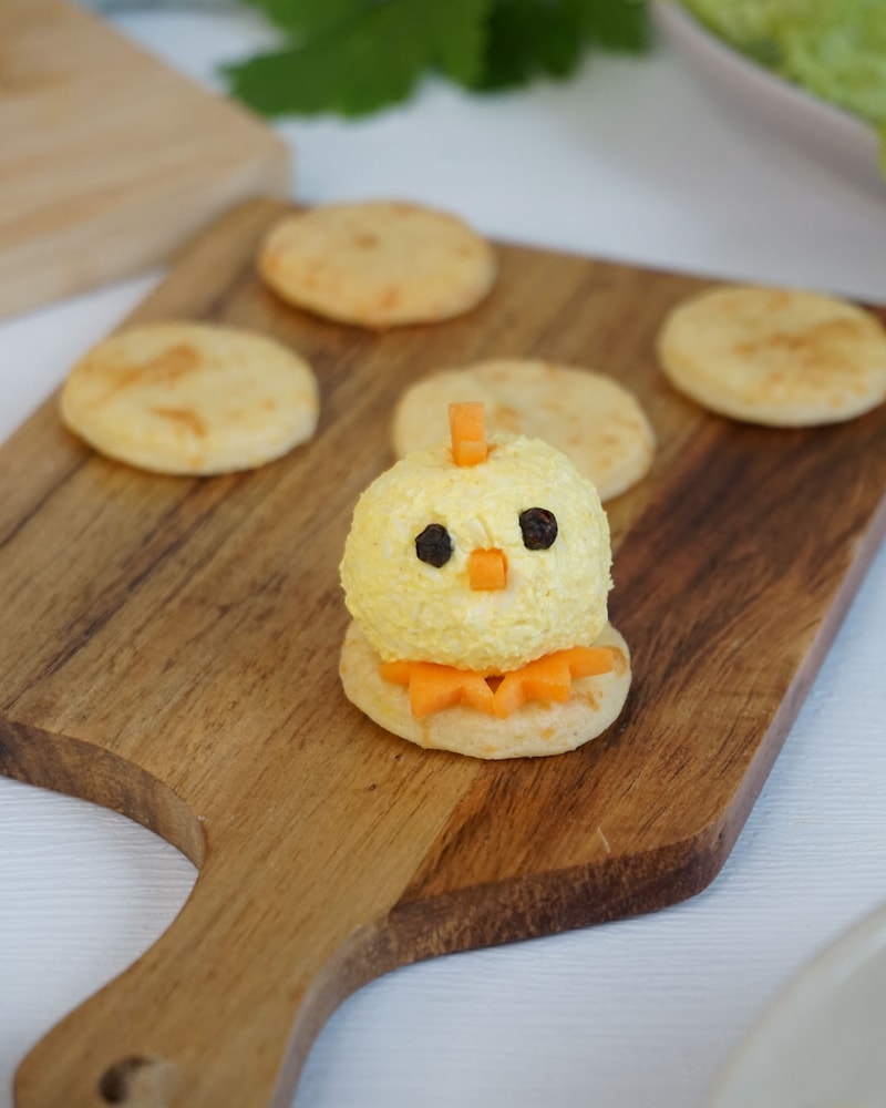 Dieses Bild zeigt wie die Frischkäse-Küken dekoriert werden.