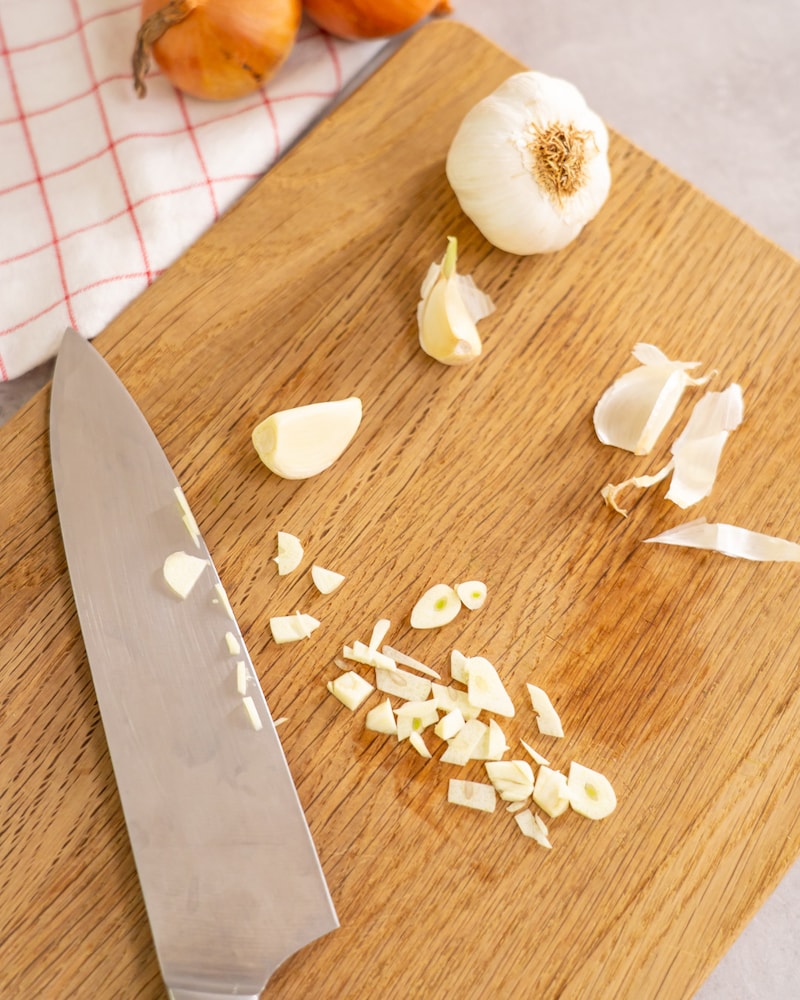 Dieses Bild zeigt wie der Knoblauch klein geschnitten wird.