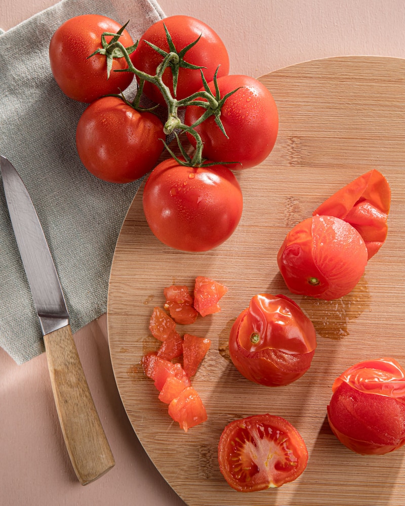 Dieses Bild zeigt wie die Tomaten geschnitten werden.