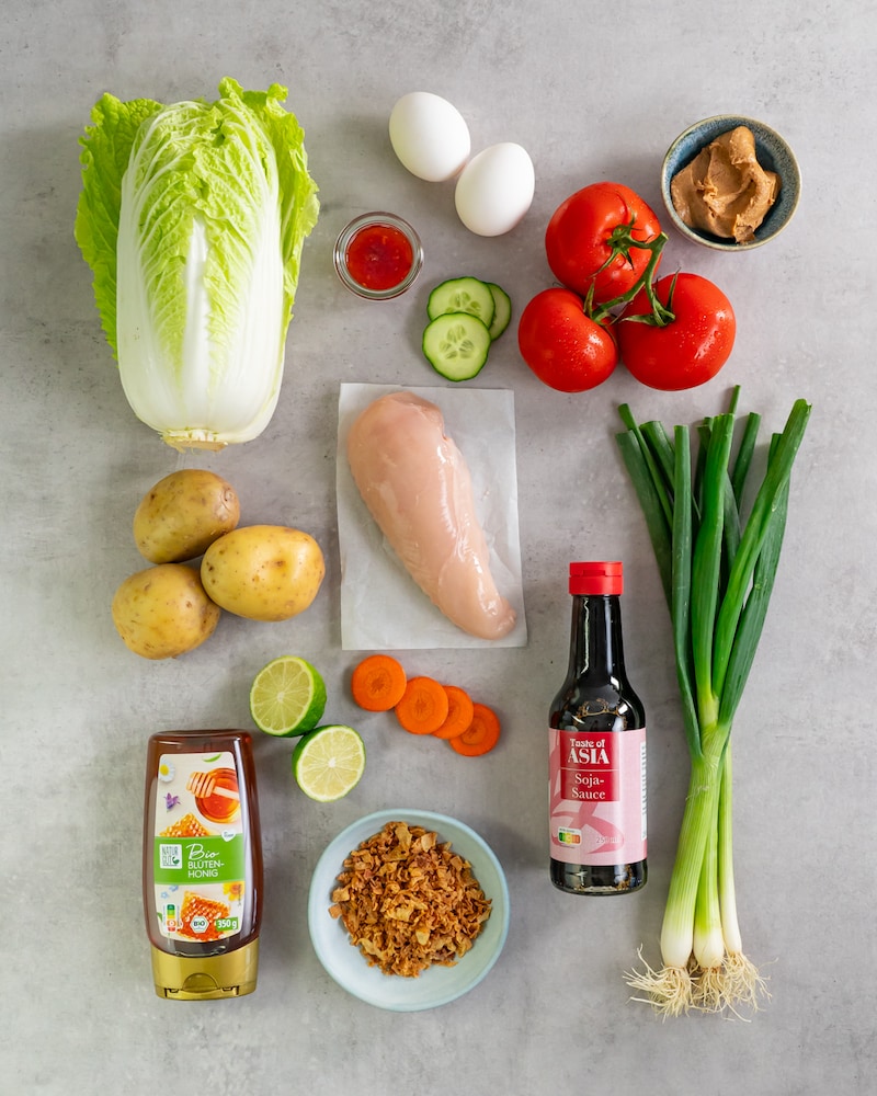 Diese Bild zeigt die Zutaten für den Indonesischer Gado-Gado-Salat mit Hähnchen.