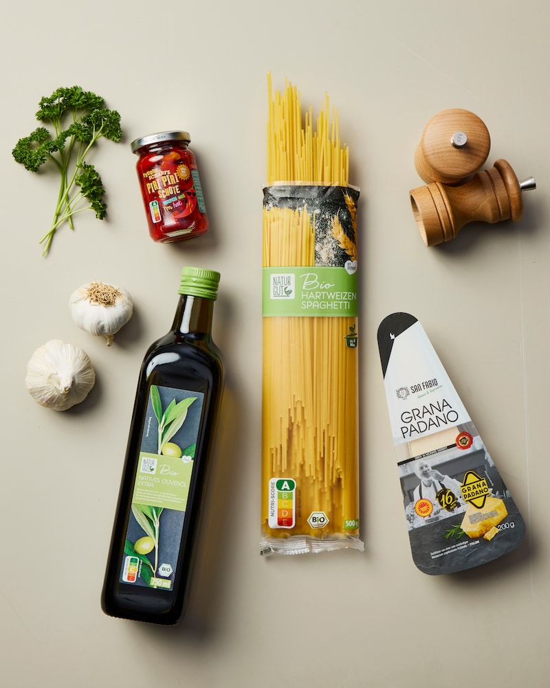 Dieses Bild zeigt die Zutaten für die Spaghetti aglio e olio.