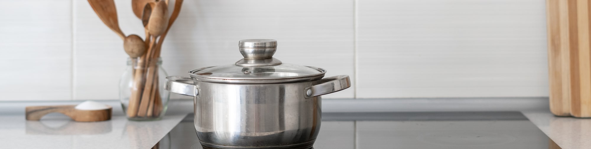 Grauer Kochtopf auf Herdplatte