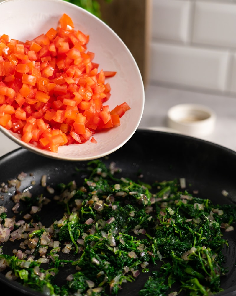 Bunte Nudelnester mit Tomate, Spinat und Burrata