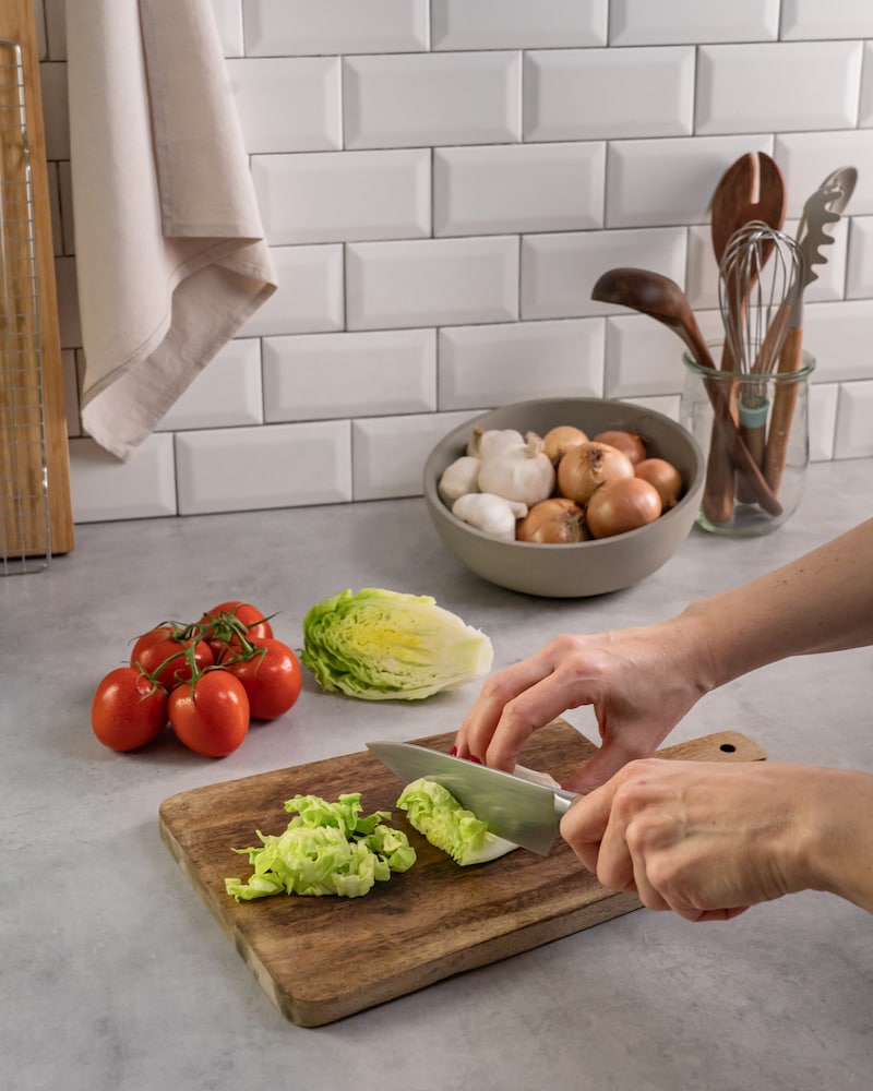 Dieses Bild zeigt wie der Salat geschnitten wird.