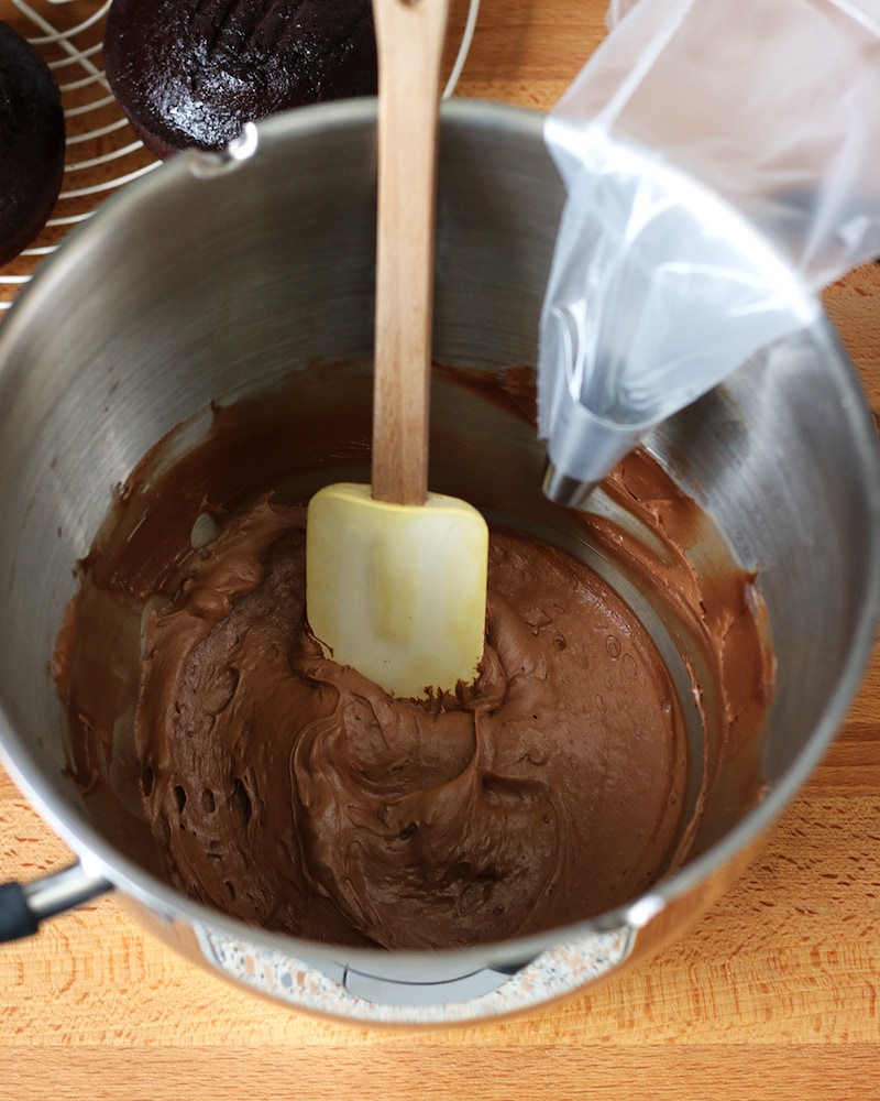 Auf diesem Bild siehst du die Schokoladen-Creme wie sie in einen Spritzbeutel gegeben wird.