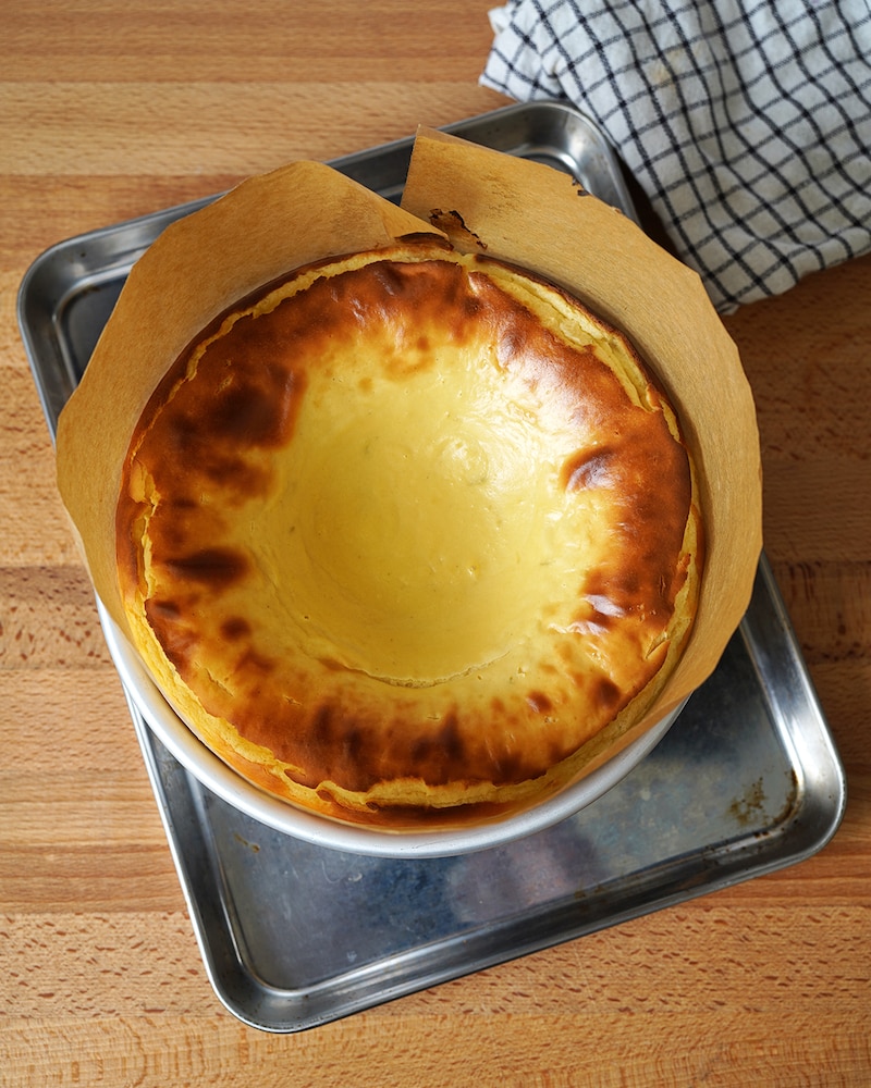 Das Bild zeigt, wie der Kuchen aus dem Ofen geholt wird.