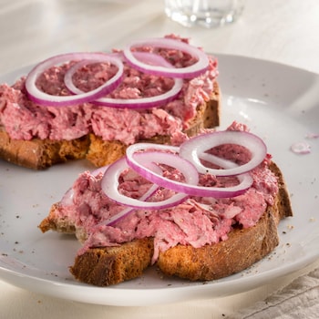 Dieses Bild zeigt unseren Rote-Bete-Aufstrich auf Brot.