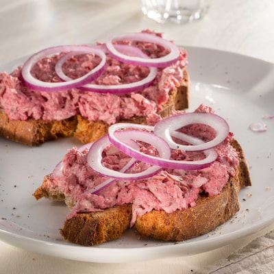 Dieses Bild zeigt unseren Rote-Bete-Aufstrich auf Brot.