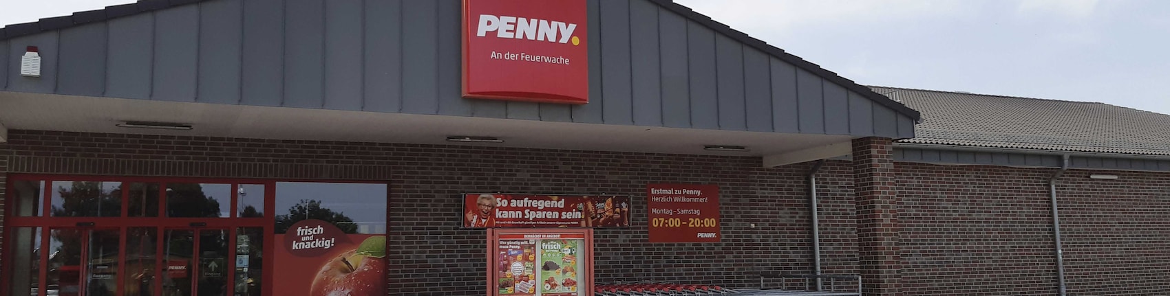 Sie sehen den Eingang vom Penny Markt in Wolmirstedt, Colbitzer Strasse 7a