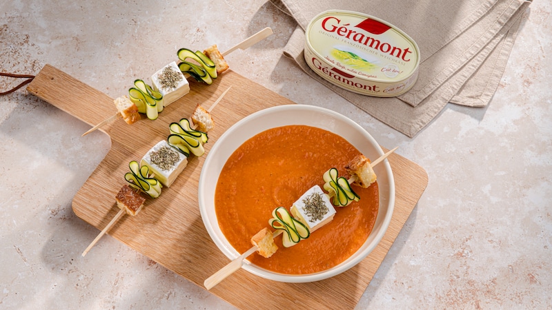 Käsespieße mit Tomatensuppe