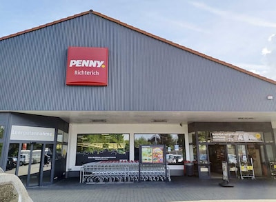 Sie sehen den Eingang vom Penny Markt in Aachen – Richterich Roermonder Strasse 577-583