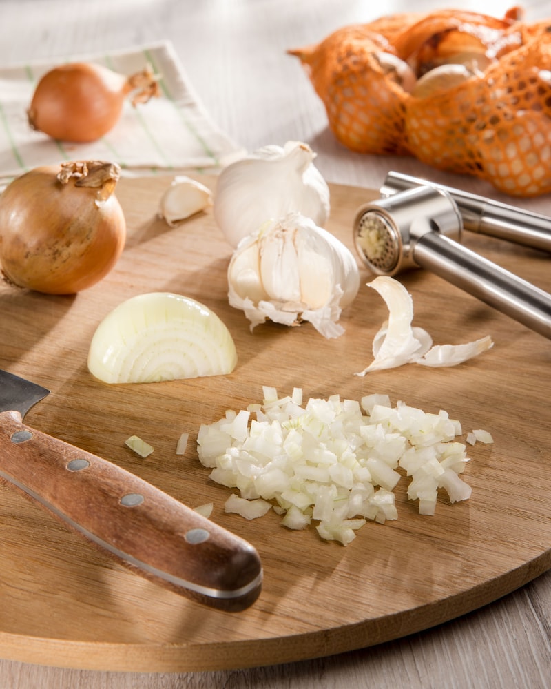 Dieses Bild zeigt wie die Zwiebeln und den Knoblauch.