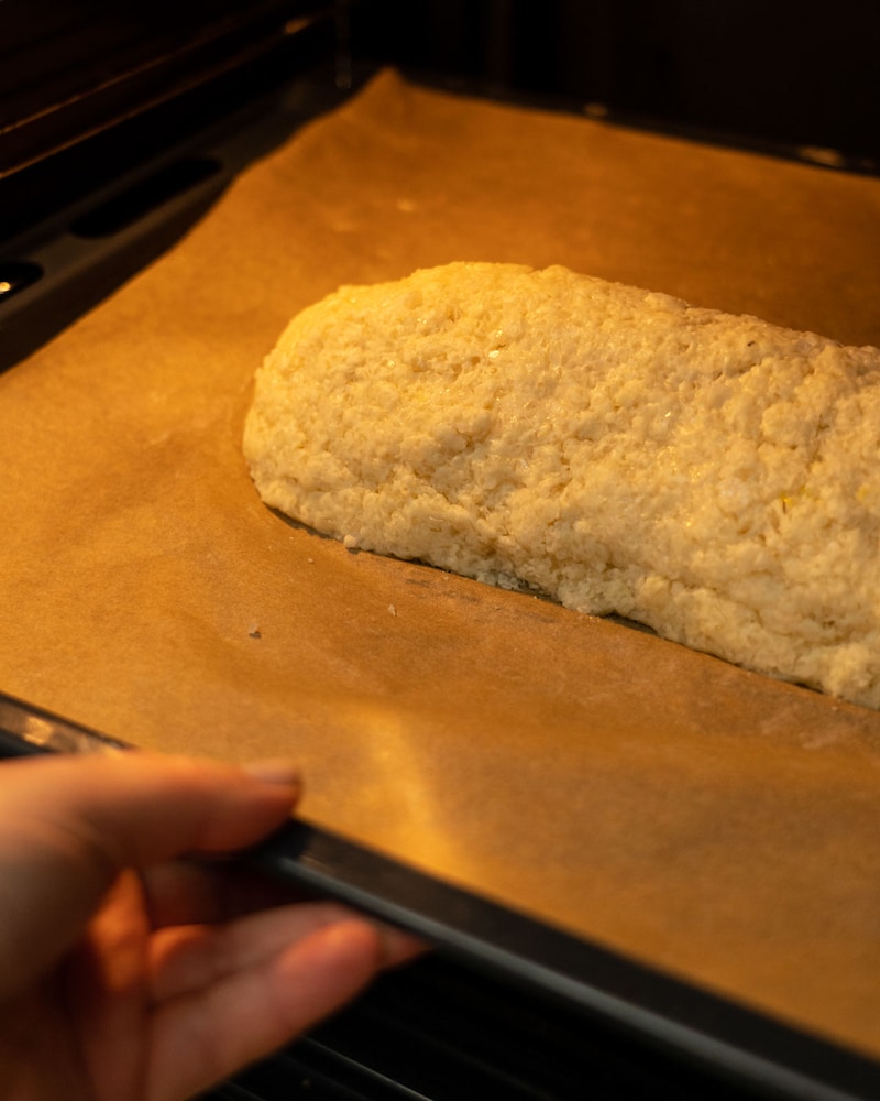 Dieses Bild zeigt wie das Schweinefilet in den Ofen gegeben wird.